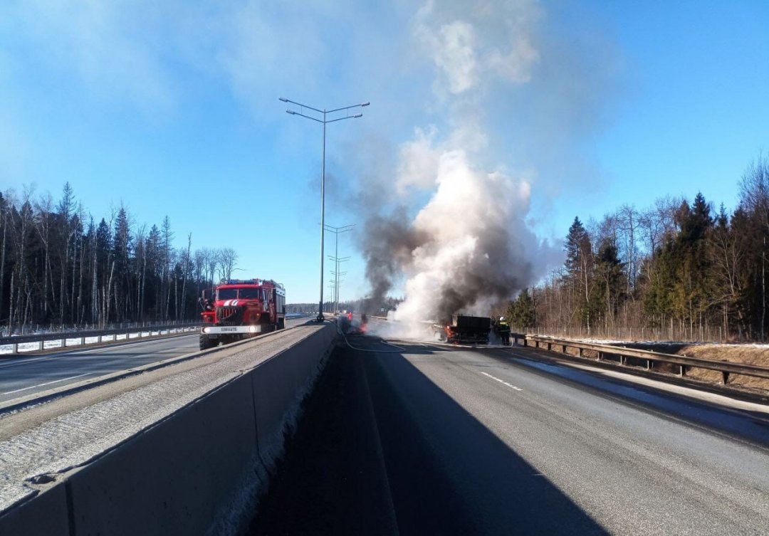 🚚🔥 Горящую фуру на автомобильной дороге потушили огнеборцыnn🚨 Вчера работники 268-й пожарно-спасательной части #Мособлпожспас совместно с сотрудниками федеральной противопожарной службы ликвидировали возгорание грузового автомобиля на территории Дмитровского округа