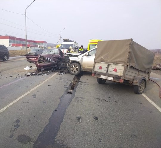 🚙💥🚗 Людям, пострадавшим дорожно-транспортном происшествии, оказали помощь работники поисково-спасательного поста 270-й пожарно-спасательной части #Мособлпожспас совместно со спасателями «Дмитровспас»