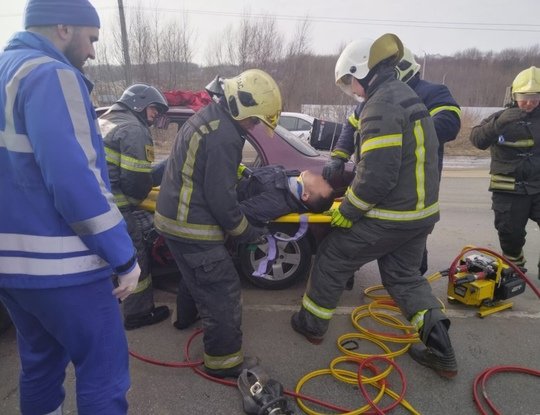 🚙💥🚗 Людям, пострадавшим дорожно-транспортном происшествии, оказали помощь работники поисково-спасательного поста 270-й пожарно-спасательной части #Мособлпожспас совместно со спасателями «Дмитровспас»